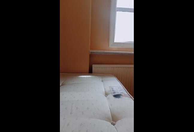 One Semi Double Bedroom for Rent  Main Photo