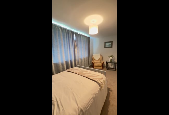 Room available in a renovated apartment  Main Photo