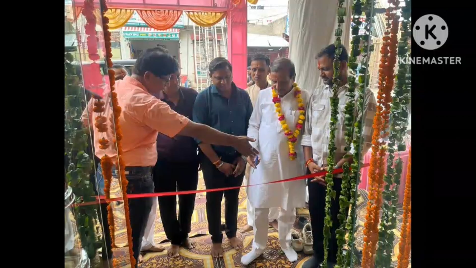 आगरा में श्रीजी किचन गैलरी का भाव शुभ आरंभ विधायक पुरुषोत्तम खंडेलवाल ने पिता काटकर किया उद्घाटन प्रमुख  व्यवसायिक 