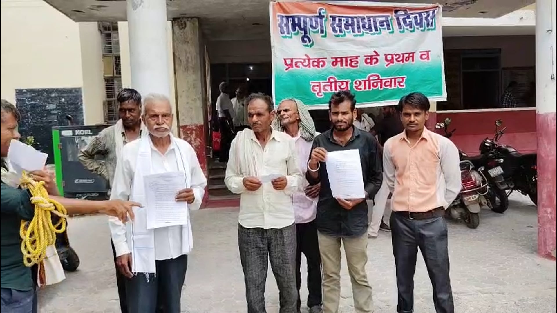खंदोली में टरकपुर मैं ग्रामीणों ने जल भराव से परेशान होकर तहसीलदार को ज्ञापन सोपा ग्रामीण पंचायत पिया के माजरा टर्रकपुर 