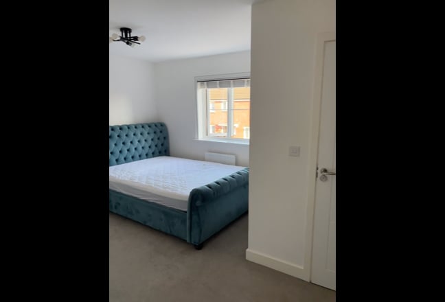 Bright & spacious En-suite room in family home.  Main Photo