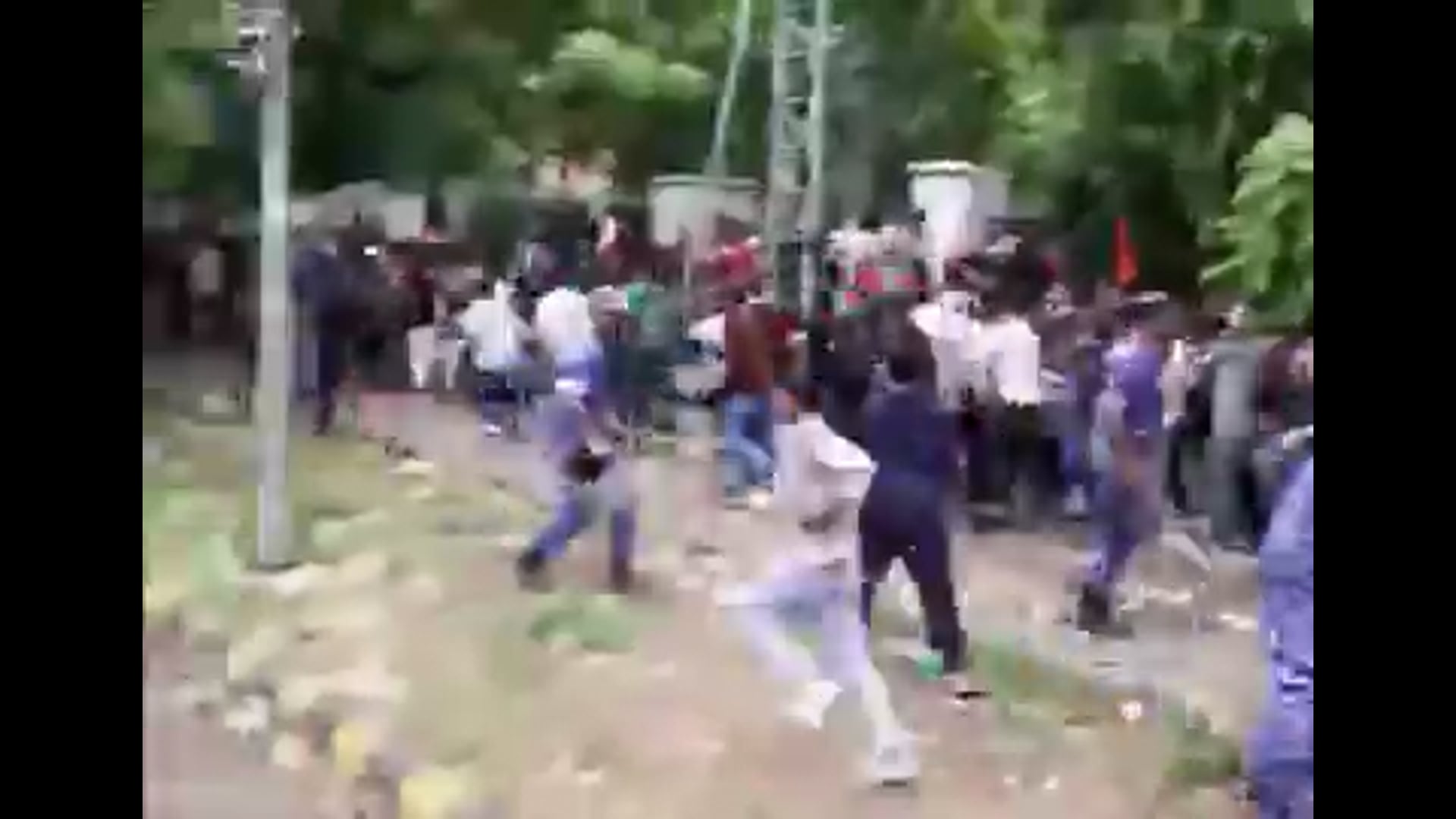 नई दिल्ली - जंतर-मंतर पर प्रदर्शन कर रहे छात्रों को संसद की ओर बढ़ने से रोकने के दौरान