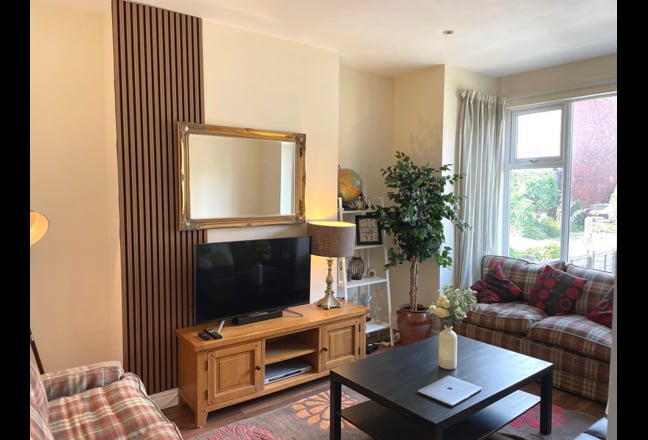 Professional 5 Bed House in Burley near Headingley Main Photo