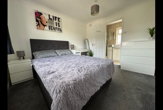 Large En-Suite Double Room with Driveway Parking Main Photo