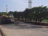 Cremen tres contenidors a tocar del camp de futbol