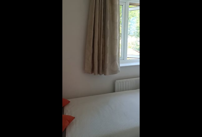 Hidden Gem: Bright single room with parking & bill Main Photo