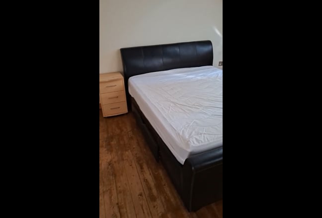 Kingsize Ensuite with views of castle Main Photo