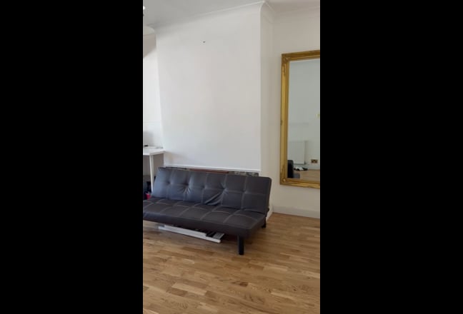 Studio apartment to let Main Photo