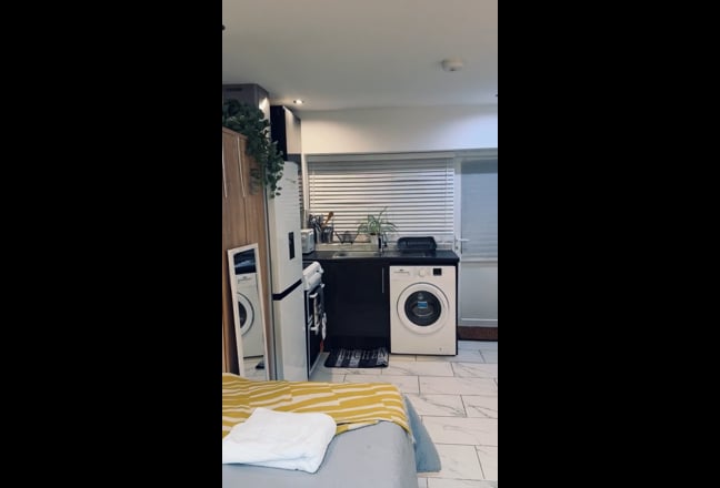 Furnished Studio Flat - Bills Included - Lei Main Photo