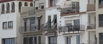 L'Escala i vuit municipis més de la Costa Brava reclamen una revisió del decret dels pisos turístics