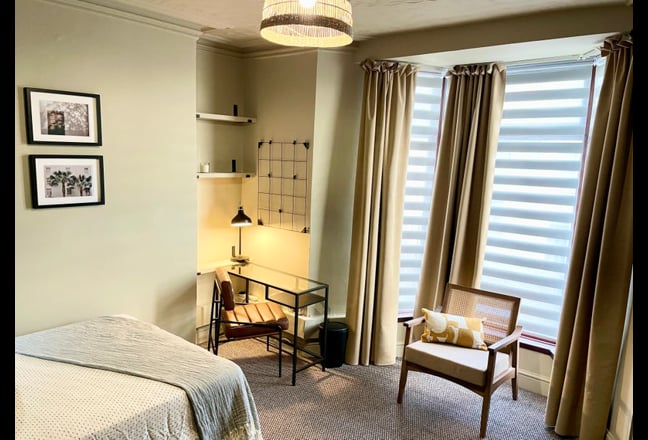 Professional Rooms in SA1 – With easy car parking Main Photo