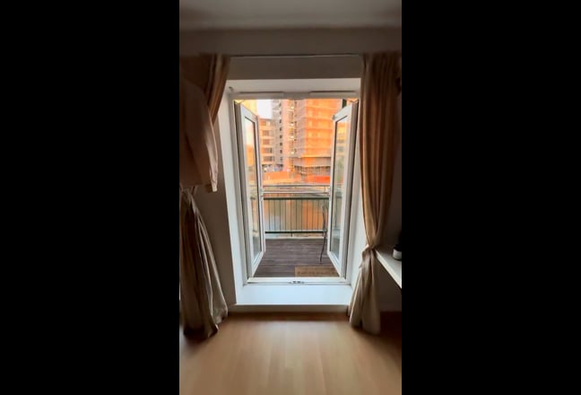 Beautiful Flatshare w/ Ensuite Overlooking The Bay Main Photo