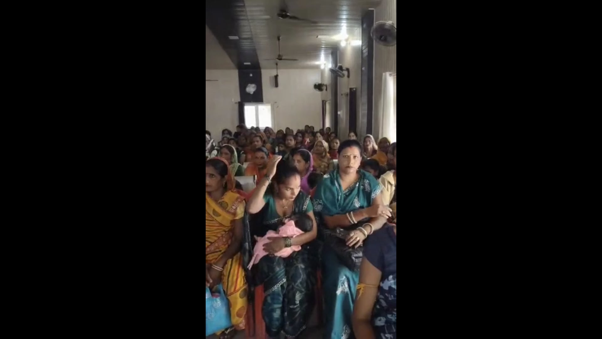 कविता सिंह अध्यक्ष, उषा देवी सचिव व मधु बनीं कोषाध्यक्ष, नारी शक्ति सीएलएफ को मिला नया नेतृत्व, पलिया ब्लाॅक सभागार में 