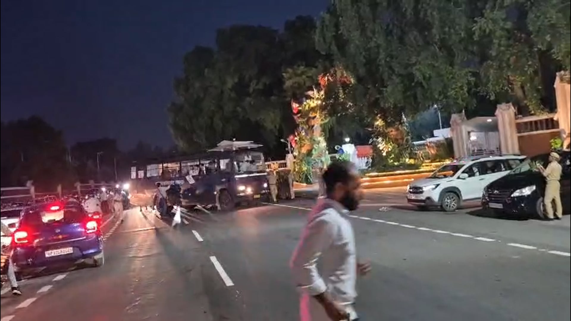 *राहुल, प्रियंका गांधी की गिरफ्तारी के विरोध में लखनऊ में कांग्रेस कार्यकर्ताओं का प्रदर्शन*
   लखनऊ।