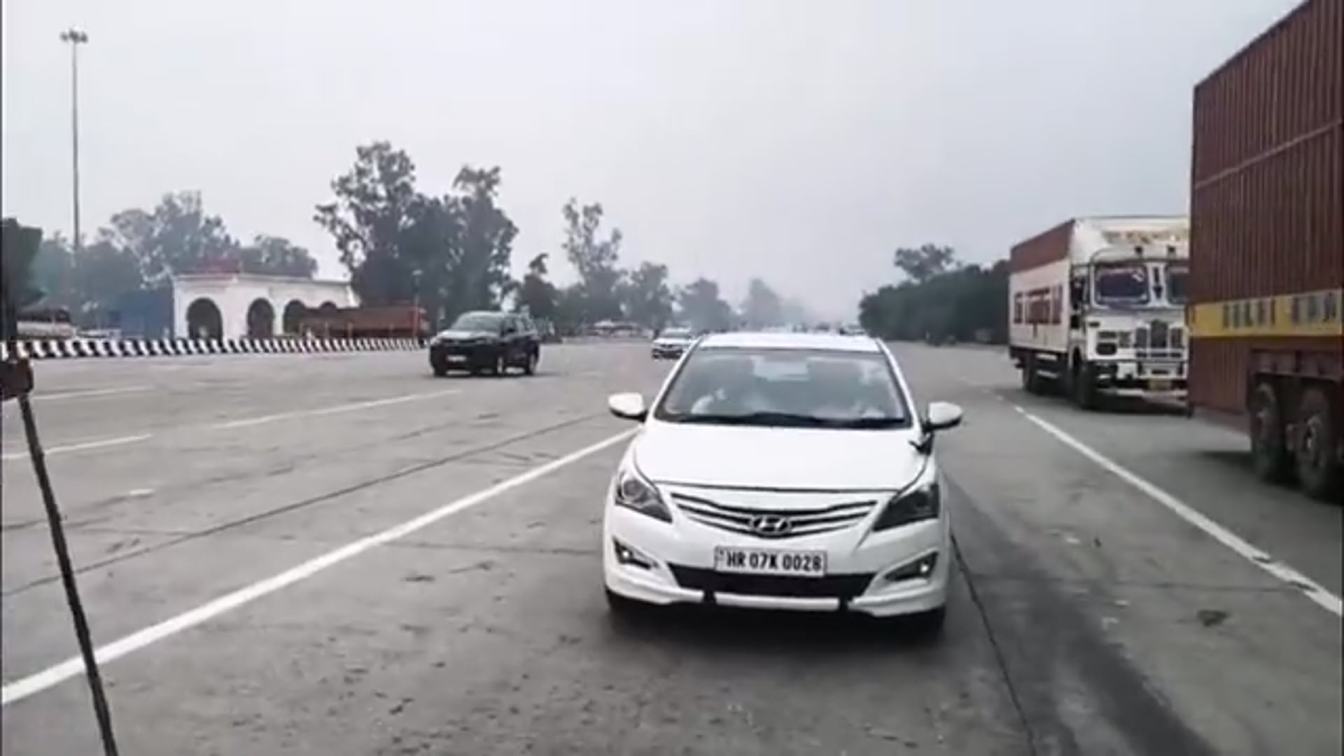 दिल्ली के जंतर मंतर से संसद मार्च
पानीपत के टोल प्लाजा पर भारी संख्या में पुलिस बल मौजूद  
टोल से गुजरने वाले वाहनों की बारीकी से चेकिंग