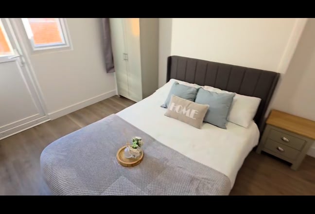 Renovated Spacious Ensuite with private Garden Main Photo