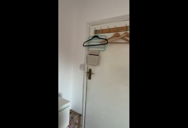 Cheap&Spacious Room in friendly house, 2min tube Main Photo