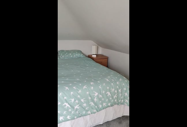 Spacious double room with en suite and parking Main Photo