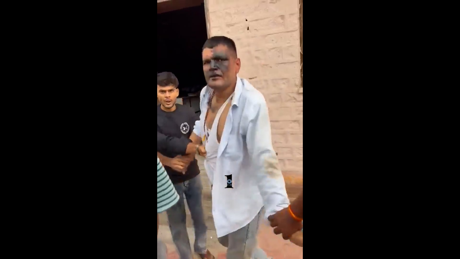 राजस्थान के जोधपुर में अपने स्कूल की महिला अध्यापक से छेड़छाड़ करने वाले प्रिंसिपल को महिला अध्यापक के परिवारजनों और लोगों ने स्कूल से बाहर निकाल पीटा और मुंह काला करके सड़क पर घुमाया