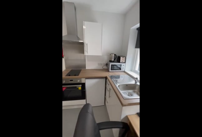 Brand new Studio all bills Inc-3 mins to UoL Main Photo