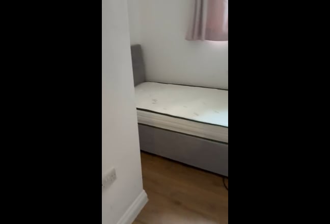 Single self contained studio flat Main Photo