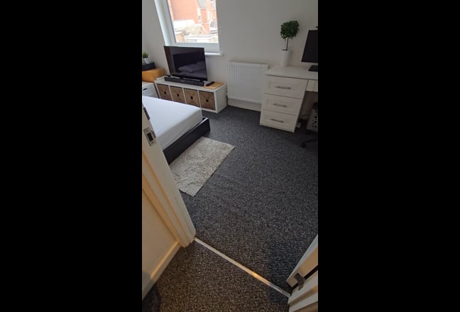 Stylish, Modern, Clean Rooms in a shared home Main Photo