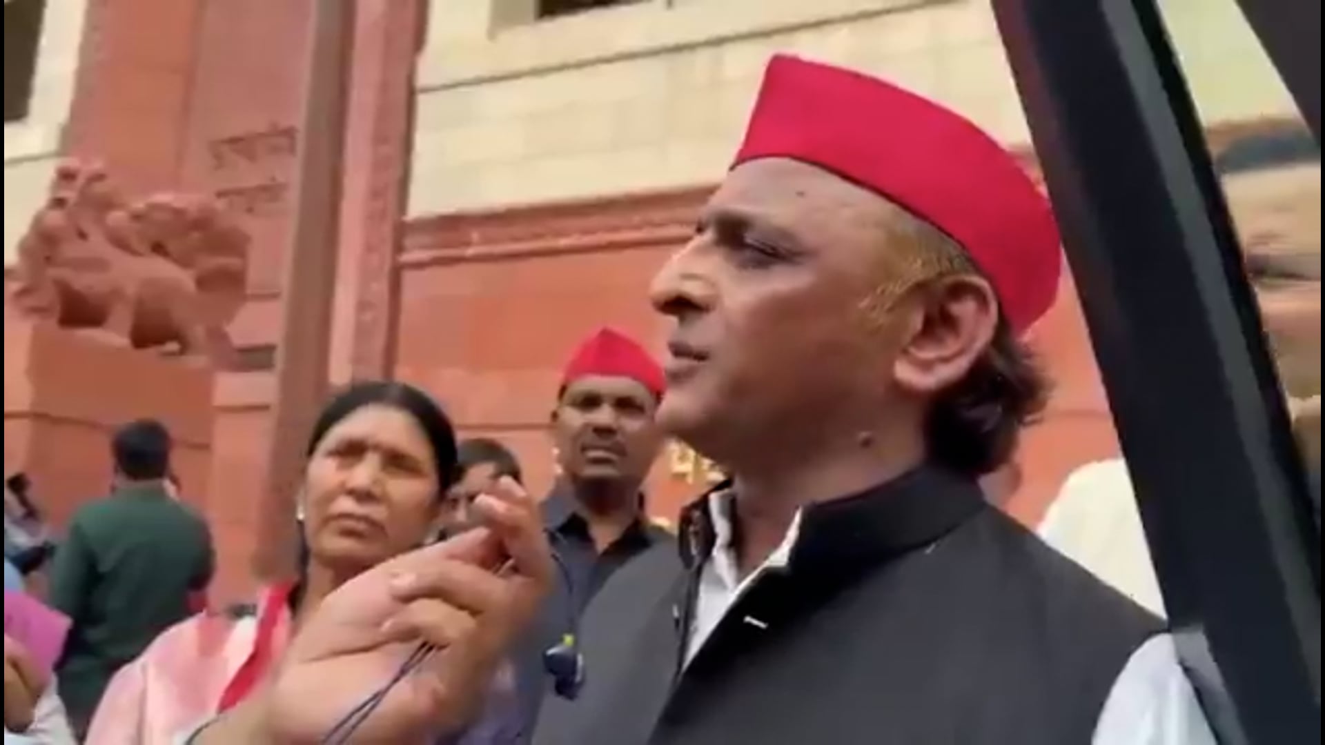 अखिलेश यादव- दिल्ली पुलिस ने मेरा कपड़ा फाड़ने की कोशिश की मैंने उसका हाथ पकड़ लिया। 

पत्रकार - आपका कुर्ता फटा नहीं

अखिलेश यादव- अरे मजबूत कुर्ता पजामा पहना था मैंने गांधी आश्रम का बना हुआ