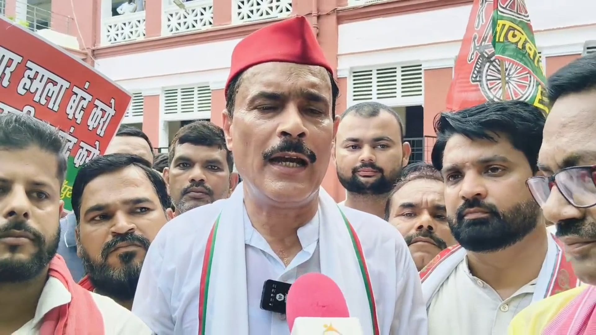 शाहजहांपुर कलेक्टर में दिया राष्ट्रपति के लिए ज्ञापन जंतर मंतर पर छात्रों पर लाठी चार्ज में तनवीर खान