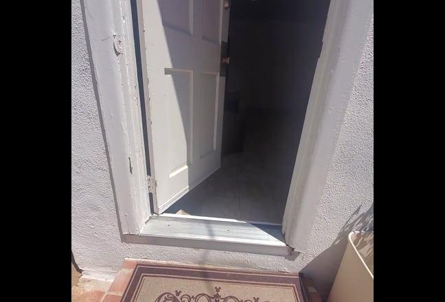 Detached In-law suite with full bath  Main Photo