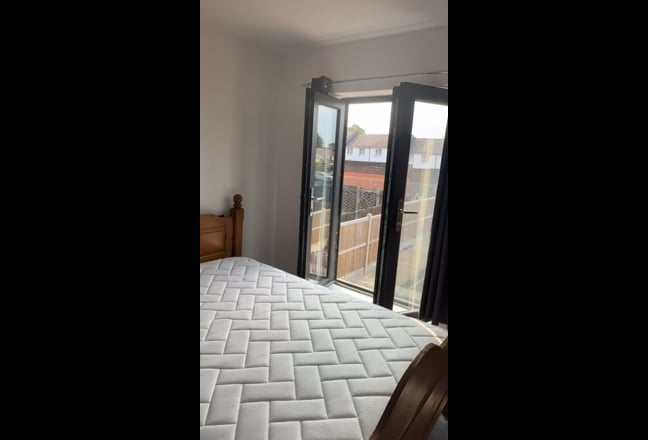 Double Room In A New Built 2 Bedroom Large House  Main Photo