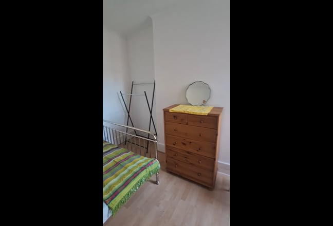 Double room in garden flat -Wood green Main Photo