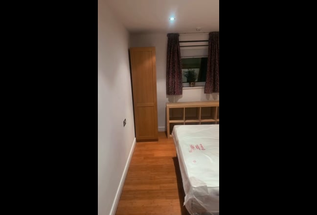 Spacious Double Room available in 2 bed flat Main Photo