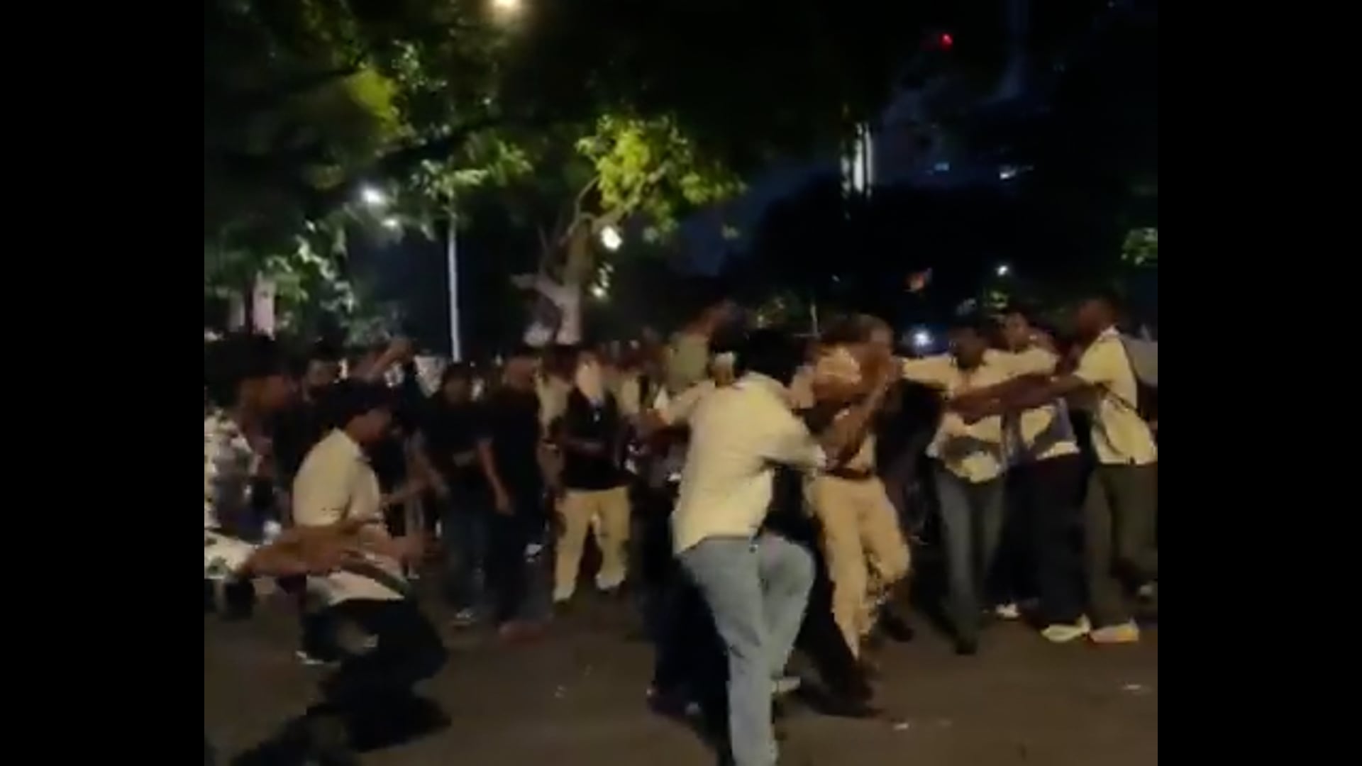 नई दिल्ली - बीती रात प्रदर्शन के दौरान हिंसा की कई घटनाएं सामने आईं।