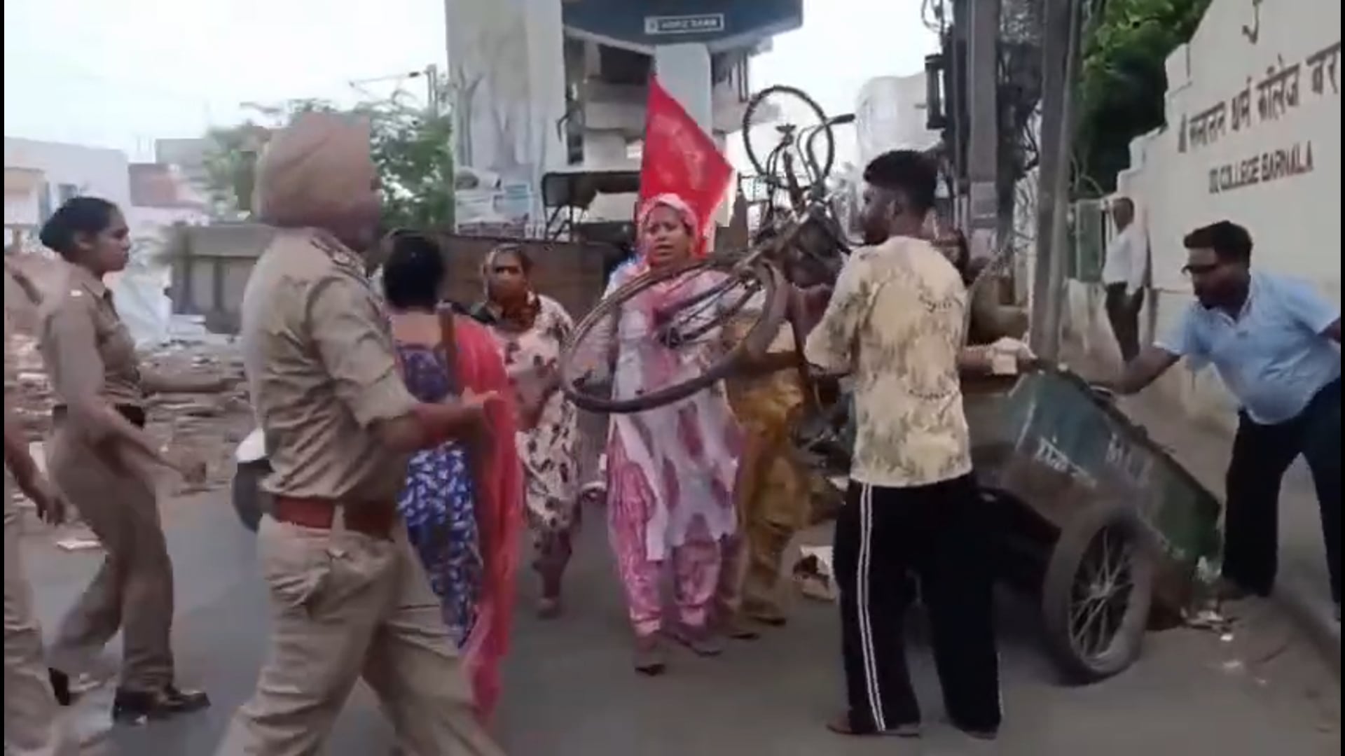 *🏵️औरतों की चमड़ी उधेड़ का रख दी पंजाब मेपुलिस ने*
