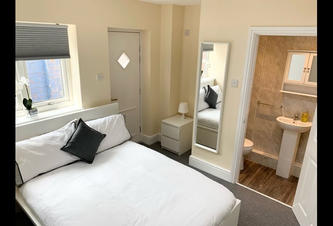 3 Double Bedrooms-Home Office-Media City Main Photo