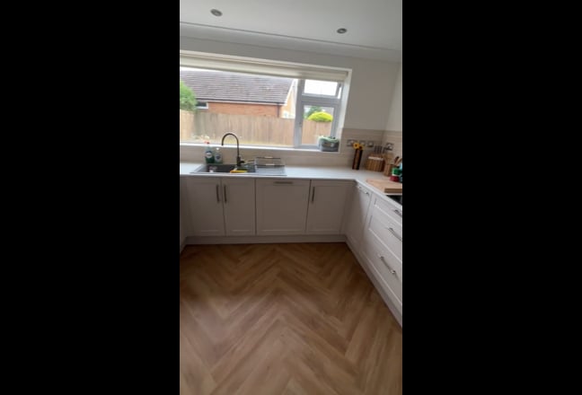 Professional post graduate shared housing Main Photo