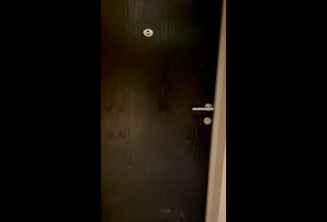 🏢 Double Room: En-suite, Wall sized Cupboard Main Photo