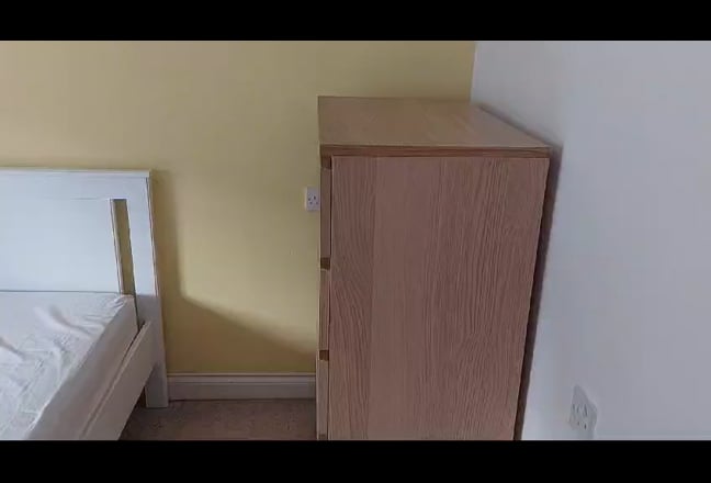 Spacious room walking distance from City Hospital Main Photo
