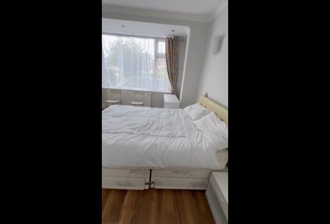 Detached House in Morden, 5 min walk from station  Main Photo