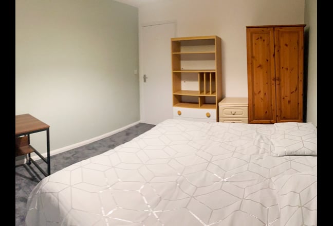 2 Large Double and a Single Room with Parking Wifi Main Photo