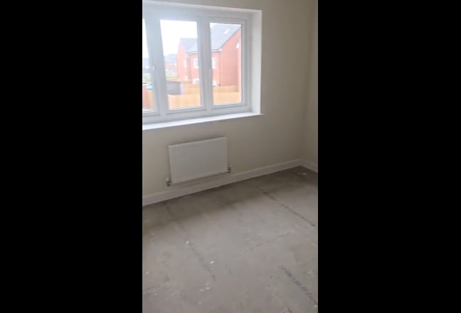 Spacious Ensuite to Let Main Photo