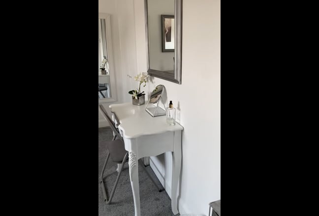 Bright, stylish double room for SINGLE occupancy. Main Photo