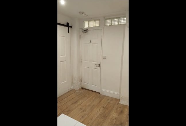 1  double bedroom & en suite  in garden flat Main Photo