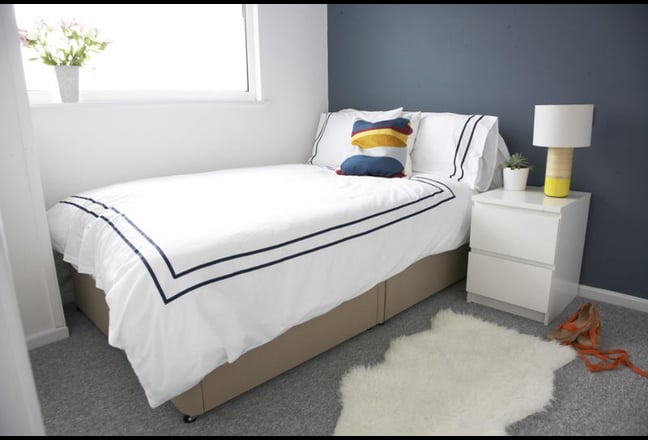Lovely lbright double room with en suite bathroom Main Photo