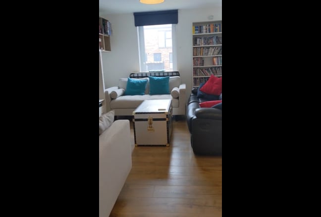 Double bedroom in modern flat available for Fringe Main Photo