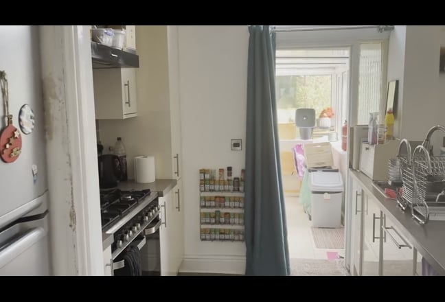 Spacious double rooms available in shared house Main Photo