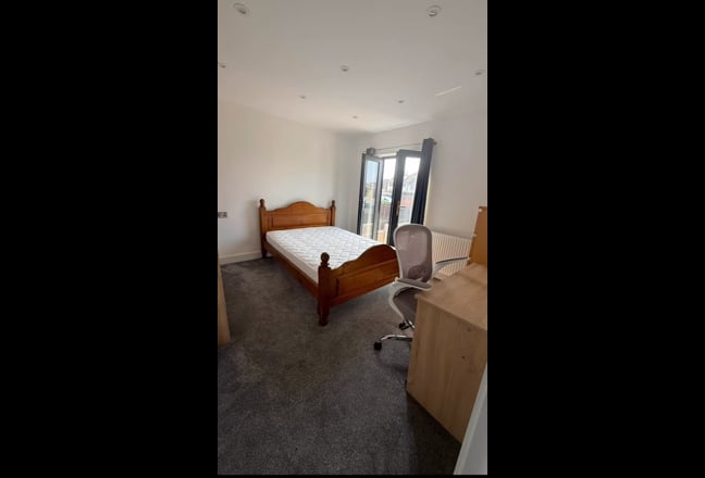 Double Room In A New Built 2 Bedroom Large House  Main Photo
