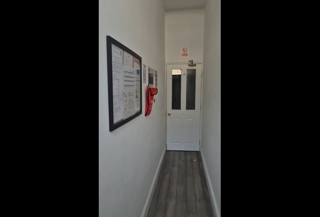 V.large furnished bedroom with ensuite (king-bed) Main Photo
