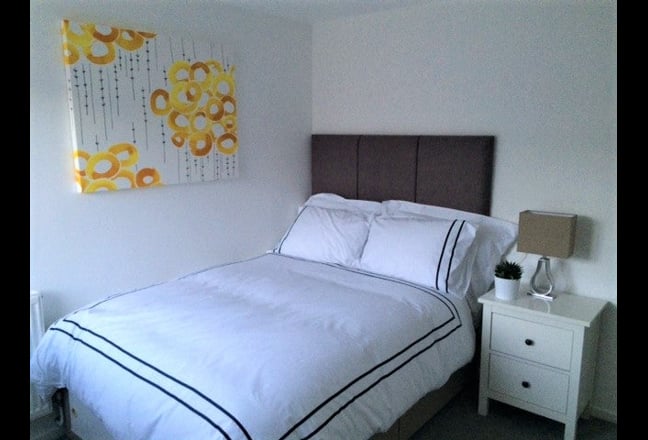 Bright quiet double room in female house Main Photo