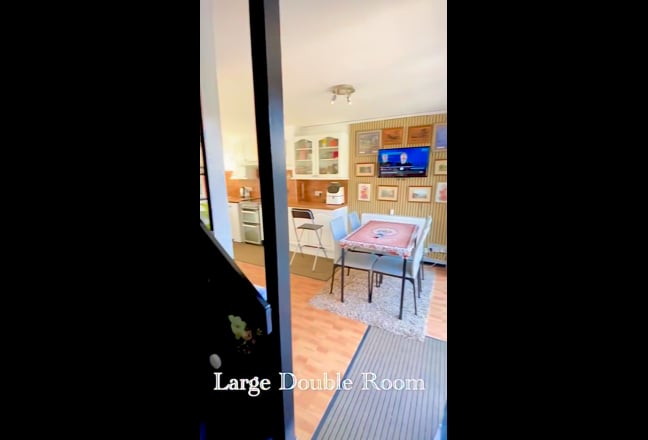 Newly Renovated Furnished Rooms – Crawley Main Photo